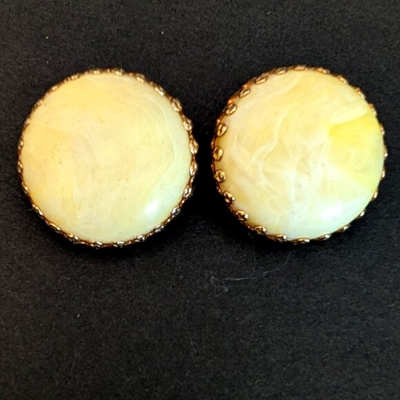 Pale lemon yellow and white swirl design vintage clip on earrings - Picture 4 of 6